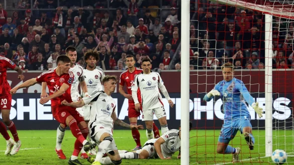 Danny Schmidt schiebt den Ball zum 2:3-Anschlusstreffer ein. - © Roland Weihrauch/dpa