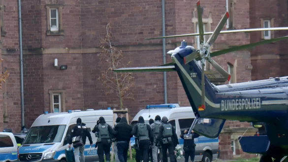 Verd&auml;chtige werden zum Ermittlungsrichter am Bundesgerichtshof gebracht. (Archivbild) - &copy; Rene Priebe/dpa