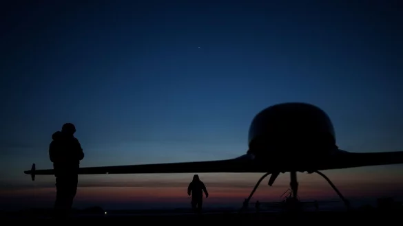 Ukrainische Soldaten bereiten Drohnen f&uuml;r Angriffe auf das russische Hinterland vor. (Archivbild) - &copy; Evgeniy Maloletka/AP/dpa