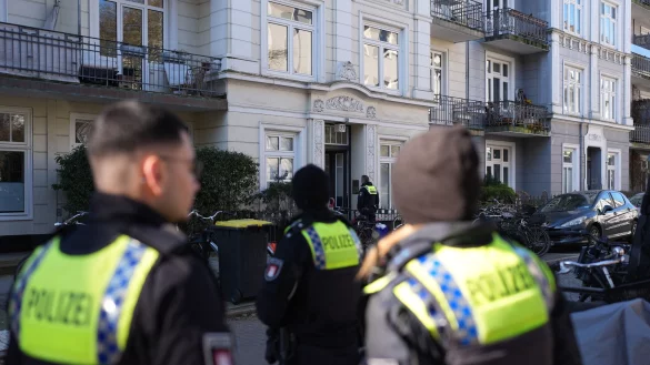 Nach dem Fund einer toten Frau untersucht die Hamburger Polizei eine Altbauwohnung im Stadtteil Hoheluft-West. - © Marcus Brandt/dpa