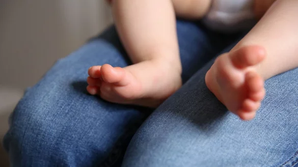 Unsicher, ob Sie der Vater des Kindes sind? Bestehen berechtigte Zweifel, müssen Vater und Mutter sich mögliche Gerichtskosten teilen. Diese können mehrere Tausend Euro betragen. - © Mascha Brichta/dpa-tmn