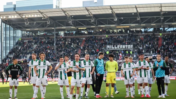 Das Team von Borussia M&ouml;nchengladbach nach dem Spiel beim FC St. Pauli vor der Fankurve. - &copy; Christian Charisius/dpa