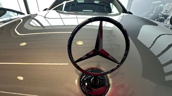 Autos von Mercedes-Benz kommen bei wohlhabenden US-Kunden gut an. (Archivbild) - © David Zalubowski/AP/dpa