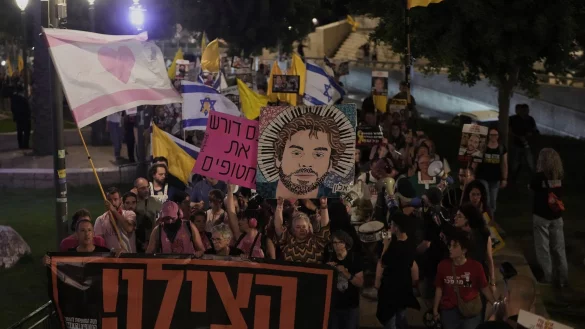 In Israel fordern erneut Tausende Menschen ein Ende des Krieges. - &copy; Mahmoud Illean/AP/dpa