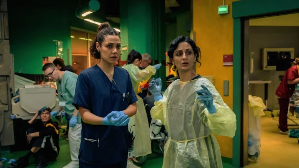 Zanna Parker (links) hat einen aufreibenden Alltag. - &copy; Stephan Rabold/Apple TV+/dpa