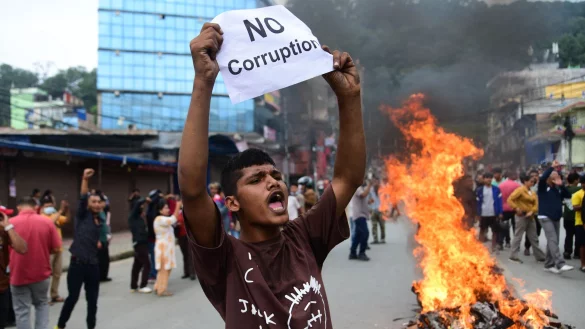 Ein Demonstrant in Nepal h&auml;lt ein Blatt mit der Forderung nach einem Ende der Korruption hoch. - &copy; Safal Prakash Shrestha/ZUMA Press Wire/dpa