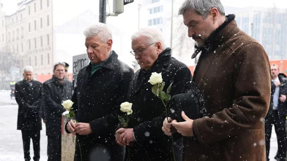 Stilles Gedenken am Tatort. - &copy; Daniel L&ouml;b/dpa