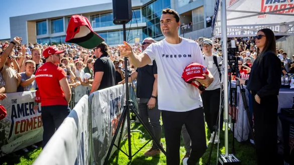 Charlie Kirk wurde erschossen - ein Tatverd&auml;chtiger ist mit hoher Wahrscheinlichkeit gefasst, sagt Trump. (Archivbild) - &copy; Tess Crowley/The Deseret News/AP/dpa