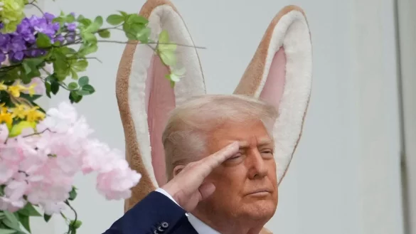 Donald Trump steht vor einem gro&szlig;en Osterhasen - und es sieht so aus, als h&auml;tte er sich die Ohren geliehen. - &copy; Alex Brandon/AP/dpa