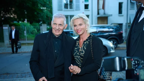 Schauspieler Heinz Hoenig kam mit seiner Frau Annika K&auml;rsten-Hoenig zu einem Empfang nach Berlin. - &copy; Annette Riedl/dpa