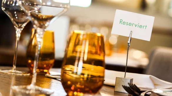 Wer im Restaurant einen Tisch reserviert und nicht erscheint, wird manchmal vom Wirt zur Kasse gebeten. (Archivbild) - © Christoph Reichwein/dpa