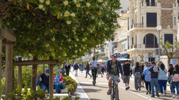 Strandtouristen in Les Sables-d\\\'Olonne sollen nicht mehr in Badekleidung und mit nacktem Oberkörper in die Stadt hineinlaufen. - © -/Stadtverwaltung Les Sables-d\\\'Olonne/dpa