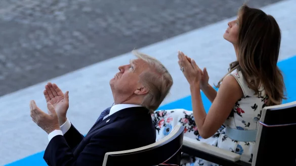 Trump war 2017 bei der Militärparade zum französischen Nationalfeiertag in Paris. (Archivbild) - © picture alliance / Markus Schreiber/AP/dpa