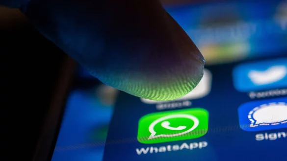 Betr&uuml;ger versenden gef&auml;lschte WhatsApp-SMS mit Links zu Phishing-Seiten, &uuml;ber die sie unbemerkt Zugriff auf pers&ouml;nliche Daten und Konten erhalten. - &copy; Zacharie Scheurer/dpa-tmn