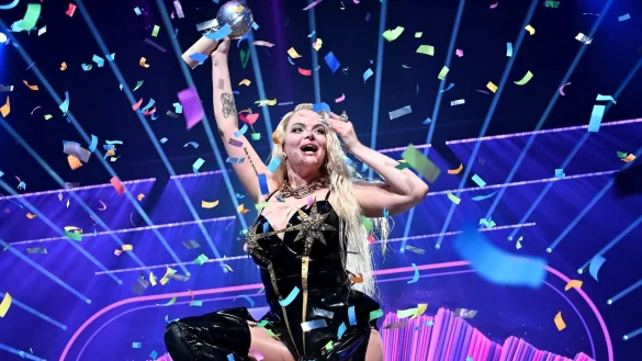 Erika Vikman feiert ihren Sieg beim finnischen Vorentscheid f&uuml;r den Eurovision Song Contest. - &copy; Jussi Nukari/Lehtikuva/dpa