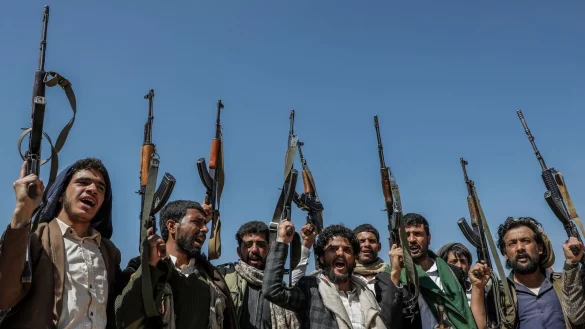 Bewaffnete Huthi-Mitglieder demonstrieren gegen Israel und die USA. (Archivbild) - © Osamah Yahya/dpa