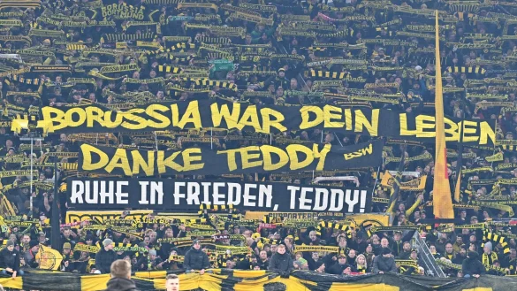 Die Dortmunder Fans ehrten de Beer vor dem Spiel gegen Leverkusen. - &copy; Bernd Thissen/dpa