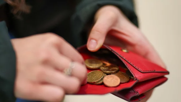 Höhere Preise machen Verbraucherinnen und Verbrauchern zu schaffen. - © Jan Woitas/dpa