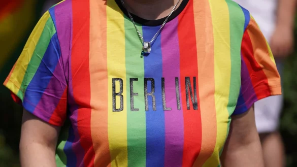 Darf das Regenbogennetzwerk des Bundestags am Christopher Street Day in Berlin teilnehmen? Dar&uuml;ber wird in scharfen Worten gestritten. (Archivbild) - &copy; J&ouml;rg Carstensen/dpa
