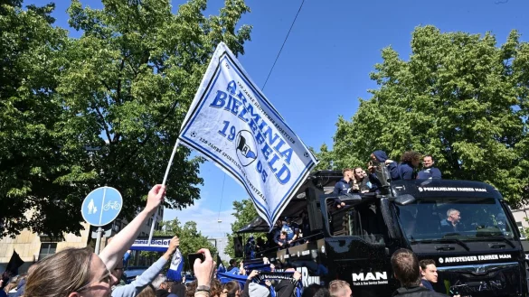 Jubel beim Empfang: Arminia Bielefeld tourt durch die Stadt. - &copy; David Inderlied/dpa