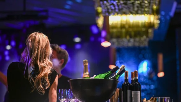 Bei Feiern und im Nachtleben gehört für viele Alkohol einfach dazu. Er kann euphorisieren und enthemmen - und er wirkt bei Frauen schneller als bei Männern. - © Jens Kalaene/dpa/dpa-tmn