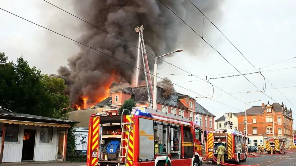 Der Brand brach im Dachgeschoss aus. - © Christian Essler/Xcitepress/dpa