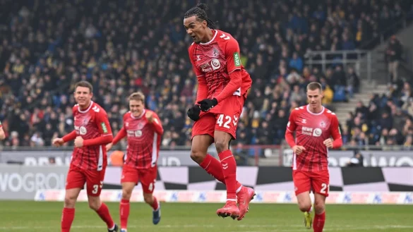 K&ouml;lns Torsch&uuml;tze Damion Downs (vorn). - &copy; Swen Pf&ouml;rtner/dpa