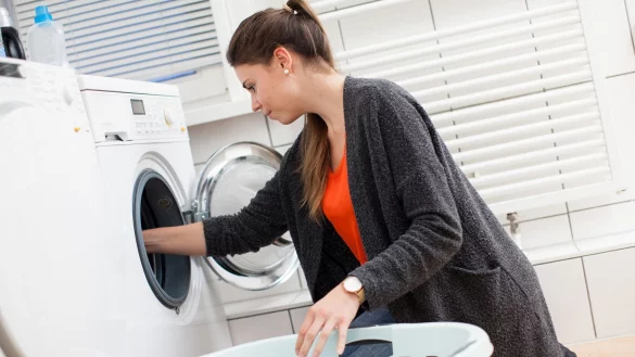 Pullover aus empfindlichen Materialien wie Wolle oder Kaschmir sollten selten gewaschen werden – ein- bis zweimal jährlich reicht oft aus. - © Christin Klose/dpa-tmn