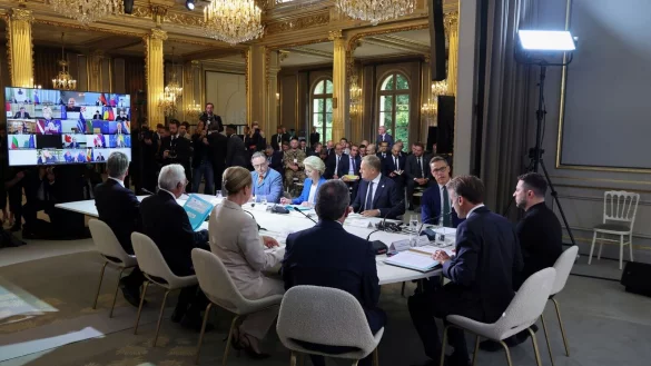 Kanzler Merz nahm per Video an dem Treffen in Paris teil. - &copy; Ludovic Marin/Pool AFP/AP/dpa