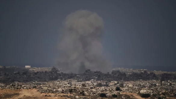 Rauch steigt auf nach einem israelischen Milit&auml;rschlag im n&ouml;rdlichen Gazastreifen. - &copy; Leo Correa/AP/dpa