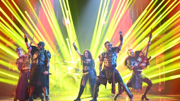 Mit einem Spektakel brachte die Mittelalter-Rockband Feuerschwanz die Juroren im deutschen ESC-Vorentscheid zum Rätseln. - © -/ RTL+/dpa