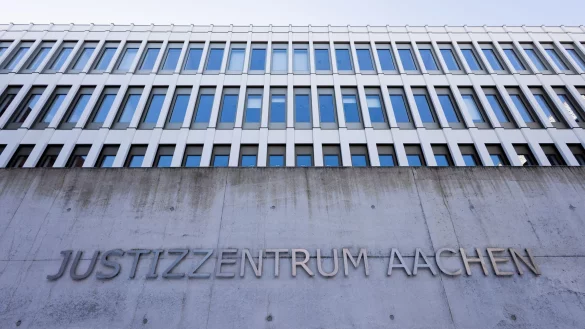 Das Landgericht Aachen hat einen 40 Jahre alten Polizeibeamten wegen Körperverletzung im Amt zu einer Freiheitsstrafe von einem Jahr auf Bewährung verurteilt. (Archivfoto) - © Rolf Vennenbernd/dpa