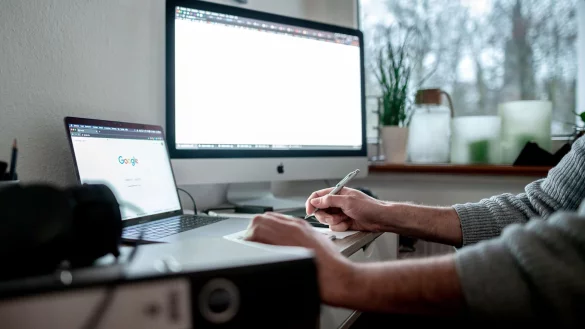 Schreibtisch, Laptop, Stuhl und Lampe - dieses Equipment stellt der Arbeitgeber fürs Homeoffice. Aber nur, wenn es keinen Arbeitsplatz im Unternehmen gibt. - © Fabian Strauch/dpa