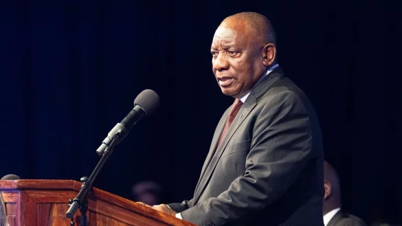 Südafrikas Präsident Cyril Ramaphosa spricht auf der Eröffnungssitzung des G20-Außenministertreffens in Johannesburg, Südafrika. - © Jerome Delay/AP/dpa