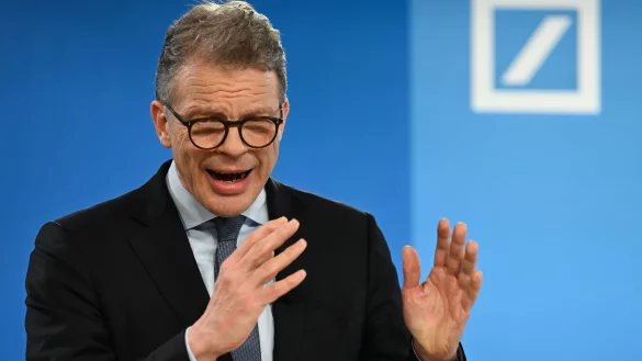 Deutsche-Bank-Chef Christian Sewing fordert mit den Vorstandschefs von Siemens und Mercedes-Benz eine Wende in der Wirtschaftspolitik (Archivbild) - © Arne Dedert/dpa