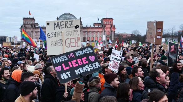 Insgesamt mehrere 100.000 Menschen haben in den vergangenen Wochen so wie hier in Berlin gegen eine Zusammenarbeit von CDU und AfD demonstriert (Archivbild). - &copy; Hannes P. Albert/dpa