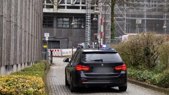 Nach den Schüssen vor dem Bielefelder Landgericht wird der Tatverdächtige zum Haftrichter gefahren. - © Guido Kirchner/dpa