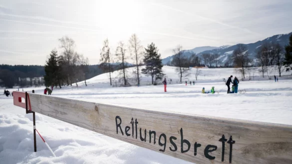 Eisflächen sind nur ab einer ausreichenden Dicke sicher begehbar: Bricht jemand ein, sollten Helfende vom Ufer aus Rettungshilfen wie Bretter, Leitern oder Äste nutzen, um die gefährdete Person an Land zu bringen. - © Florian Schuh/dpa-tmn