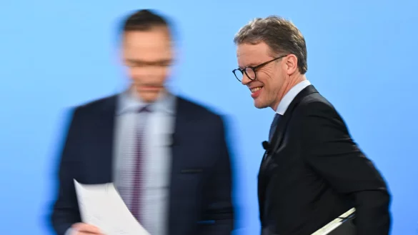 Einer der Spitzenverdiener im Dax: Deutsche-Bank-Chef Christians Sewing. (Archivbild) - © Arne Dedert/dpa