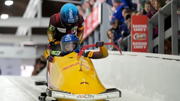 Laura Nolte (vorne) und Deborah Levi stehen vor ihrem ersten WM-Titel im Zweierbob. - &copy; Seth Wenig/AP/dpa