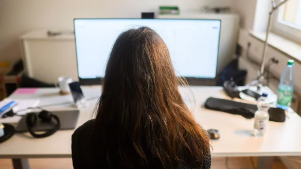 Am Arbeitsplatz sind nach einer neuen Umfrage Jobsicherheit und gutes Gehalt für viele Menschen weit wichtiger als Zusatzleistungen der Firma oder die Sinnhaftigkeit der Arbeit. (Symbolbild) - © Julian Stratenschulte/dpa