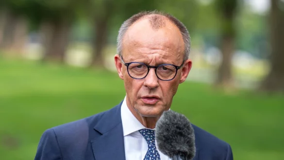 Deutschland habe «eine Art importierten Antisemitismus», sagt Merz dem Sender Fox News. - © Michael Kappeler/dpa