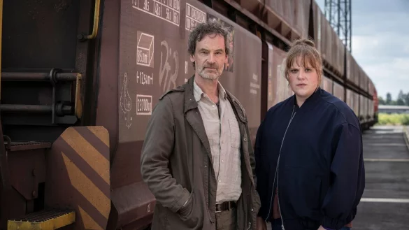 Peter Faber (Jörg Hartmann) und Rosa Herzog (Stefanie Reinsperger) haben einen tödlichen Autounfall im «Tatort: Abstellgleis» aufzuklären. - © Thomas Kost/WDR/dpa