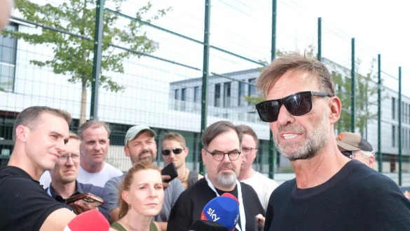 Er steht unweigerlich im Fokus: Jürgen Klopp. - © Sebastian Willnow/dpa