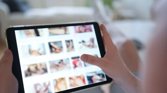 Immer mehr Mädchen und Frauen werden Opfer von Deepfake-Pornos. (Symbolbild) - © Marcus Brandt/dpa