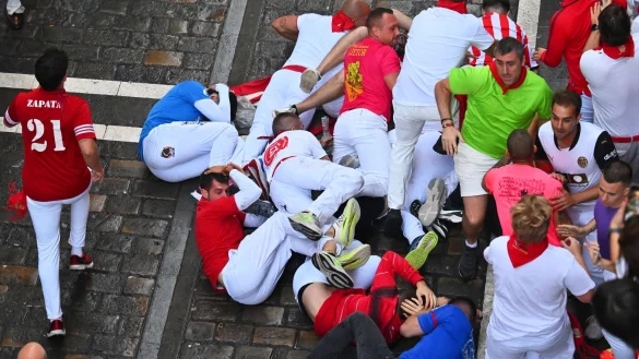 Gef&auml;hrliche Szenen pr&auml;gen auch den siebten Stierlauf in Pamplona. - &copy; Miguel Oses/AP/dpa