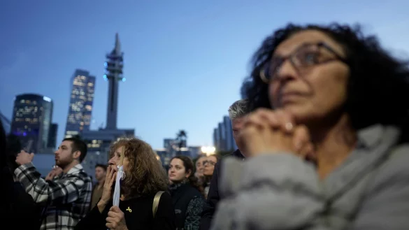 Angehörige und Freunde von Israelis, die im Gazastreifen gefangen gehalten wurden, während einer früheren Geiselfreilassung. Die Hamas hat die Namen drei weiterer am Samstag freizulassender israelischer Geiseln übermittelt. (Archivbild) - © Oded Balilty/AP/dpa