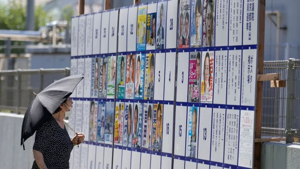Japans Regierungskoalition droht bei der Oberhauswahl eine Niederlage. - &copy; Eugene Hoshiko/AP/dpa