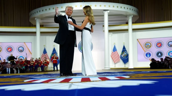 Langsam und bedächtig tanzen Trump und seine Frau Melania über das Parkett. - © Evan Vucci/AP/dpa