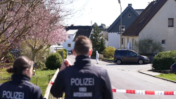 Bei den Ermittlungen zu dem Dreifachmord im Westerfald geht die Polizei auch möglichen Lebenszeichen des Tatverdächtigen im Internet nach. - © Thomas Frey/dpa